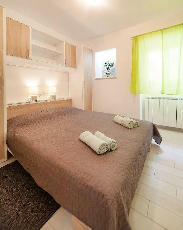 Apartment Apartmani Sandra Rovini Moscenice